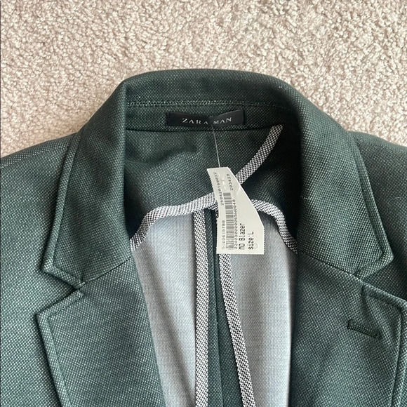 Zara Green Blazer with Modern Cut and Notched Lapel - Picture 3 of 5